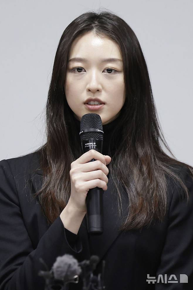 [서울=뉴시스] 최동준 기자 = 9일 서울 강남대로 한 센터에서 열린 JMS 대법원 선고 관련 기자간담회에서 피해자 메이플 씨가 발언하고 있다. 2025.01.09. photocdj@newsis.com