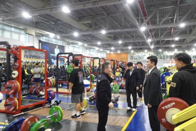 14일 진천 선수촌을 방문한 유승민 대한체육회장 당선인(사진 오른쪽에서 두번째)이 웨이트트레이닝장에서 국가대표 지도자와 이야기를 나누고 있다. 연합뉴스