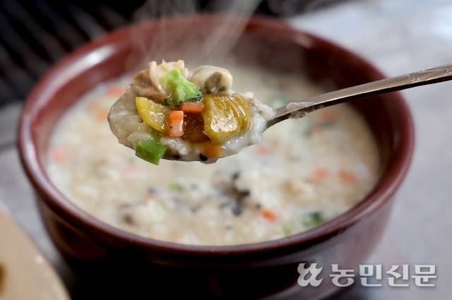 다져 넣은 굴이 중간중간 씹히는 벚굴죽도 별미다.