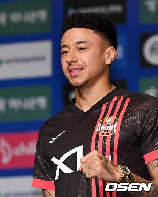 [OSEN=지형준 기자] 13일 오전 서울 서대문구 홍은동 스위스그랜드호텔 그랜드볼룸에서 K리그1 개막 미디어데이가 열렸다.이날 K리그1 8개 팀(강원,&nbsp;김천,&nbsp;서울,&nbsp;수원FC,&nbsp;제주,&nbsp;대전,&nbsp;대구,&nbsp;안양)&nbsp;감독과 대표 선수가 참석해 올 시즌을 앞둔 각오를 밝혔다. 2024-2025 ACL에 나서는&nbsp;K리그1 4개 팀(울산,&nbsp;포항,&nbsp;광주,&nbsp;전북)은&nbsp;ACL&nbsp;경기 일정으로 인해 이번 개막 미디어데이에 참석하지 않고 지난 5일 별도 미디어데이를 가졌다.FC 서울 린가드가 무대에 올라 포토타임을 하고 있다. 2025.02.13 /jpnews@osen.co.kr