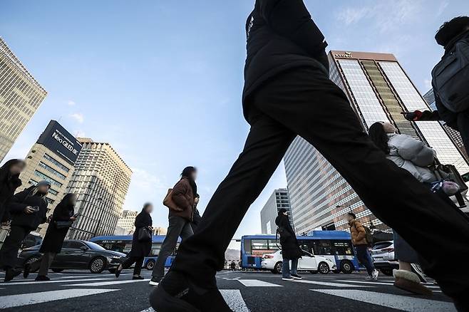 서울 종로구 광화문네거리에서 직장인들이 출근하고 있다. 뉴시스