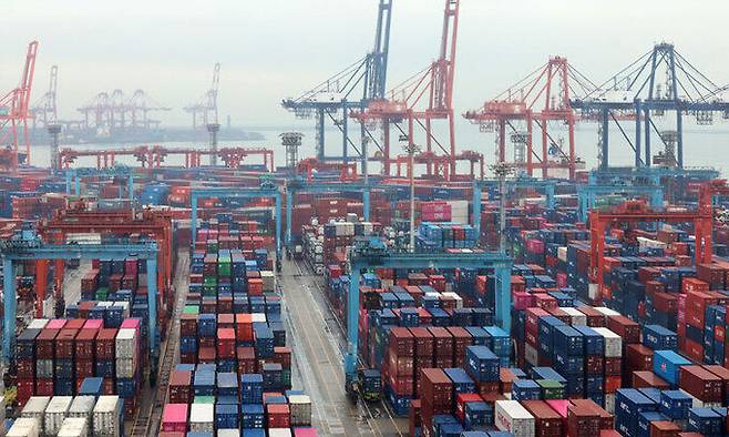 12일 부산항 신감만부두에 수출입 화물이 쌓여있다. 연합뉴스