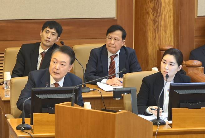 윤석열 대통령이 13일 서울 종로구 헌법재판소에서 열린 본인의 탄핵 심판 8차 변론에서 발언하고 있다. 헌법재판소 제공