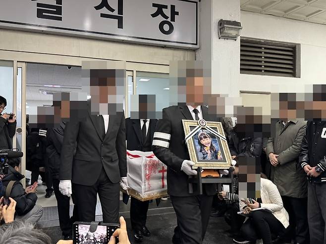 14일 오전 하늘양의 관이 운구차로 향하고 있다.&nbsp;