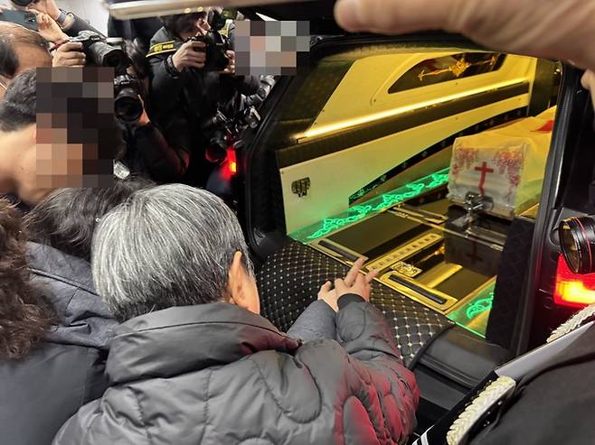 하늘양의 관이 운구차에 실리자 유족들이 오열하고 있다.&nbsp;&nbsp;