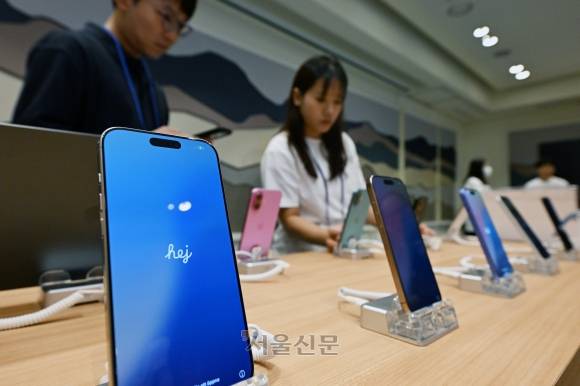 애플 아이폰 16 시리즈 및 애플 워치 국내 공식 출시일인 20일 오전  서울 강남구 안다즈 서울 강남호텔에서 고객 및 관계자가 전시 제품을 살펴보고 있다.  도준석 전문기자