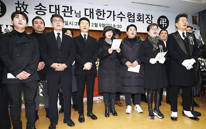 송대관 마지막 가는 길 함께한 가수 동료들 ⓒ연합뉴스