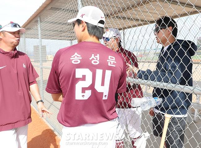 키움 히어로즈 선수단이 14일(한국시간) 미국 애리조나주 메사 애슬레틱 그라운드에서 스프링캠프를 진행했다. 샌프란시스코 자이언츠 이정후(맨 오른쪽)가 친정팀인 키움의 전지훈련장을 방문해 이야기하고 있다. /사진=김진경 대기자