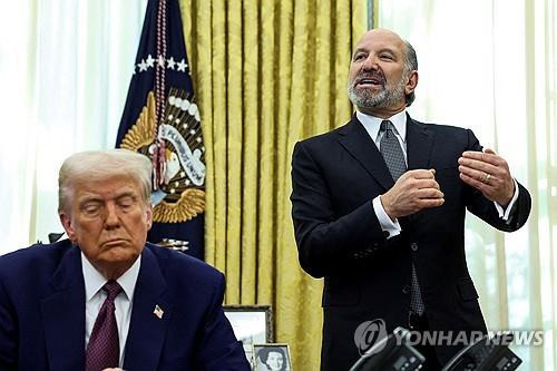 도널드 트럼프 미국 대통령과 하워드 러트닉 상무장관 지명자 [워싱턴 로이터=연합뉴스. 재판매 및 DB 금지]