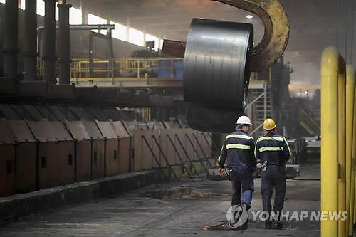 미국 철강 공장  (워싱턴DC AFP=연합뉴스) 미 인디애나주 포티지 소재 NLMK 철강공장에서 두 작업자가 이동하며 대화하는 모습. bulls@yna.co.kr