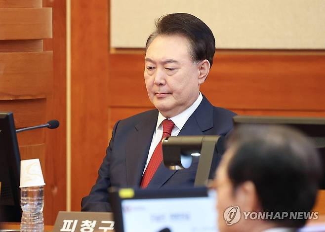 탄핵심판 8차 변론 출석한 윤석열 대통령 (서울=연합뉴스) 윤석열 대통령이 13일 서울 종로구 헌법재판소 대심판정에서 열린 윤석열 대통령 탄핵심판 8차 변론기일에 출석해 있다. 2025.2.13 [사진공동취재단] photo@yna.co.kr