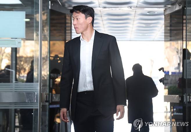 선고 앞두고 법정 향하는 황의조 (서울=연합뉴스) 김성민 기자 = 불법 촬영 혐의로 재판에 넘겨진 축구선수 황의조가 14일 서울 서초구 서울중앙지법에서 열린 1심 선고 기일에 출석하고 있다. 2025.2.14 ksm7976@yna.co.kr