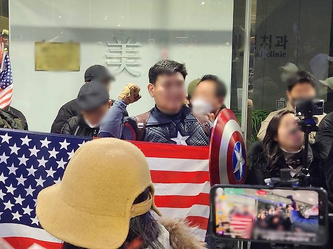 지난 10일 국가인권위원회 건물에 등장한 '캡틴아메리카' [촬영 이율립]