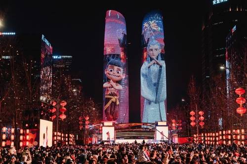 On the evening of February 12th, Ne Zha and Ao Bing from Ne Zha 2 "ascended" the Tianfu International Finance City Twin Towers to celebrate the Lantern Festival.