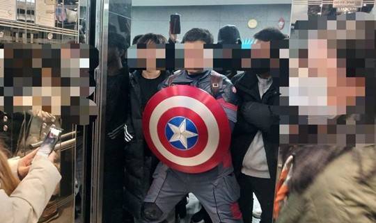 지난 10일 서울 중구 국가인권위원회 건물에서 윤석열 대통령 지지자가 14층 엘리베이터 앞을 막고 서 있다. 사진=뉴시스