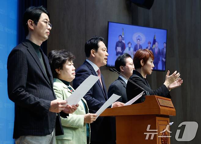 국회 법제사법위원회 소속 국민의힘 주진우(왼쪽부터), 조배숙, 장동혁, 송석준, 박준태 위원이 12일 서울 여의도 국회 소통관에서 야당이 발의한 명태균 특별법 관련 반대 성명을 발표하고 있다. 2025.2.12/뉴스1 ⓒ News1 안은나 기자