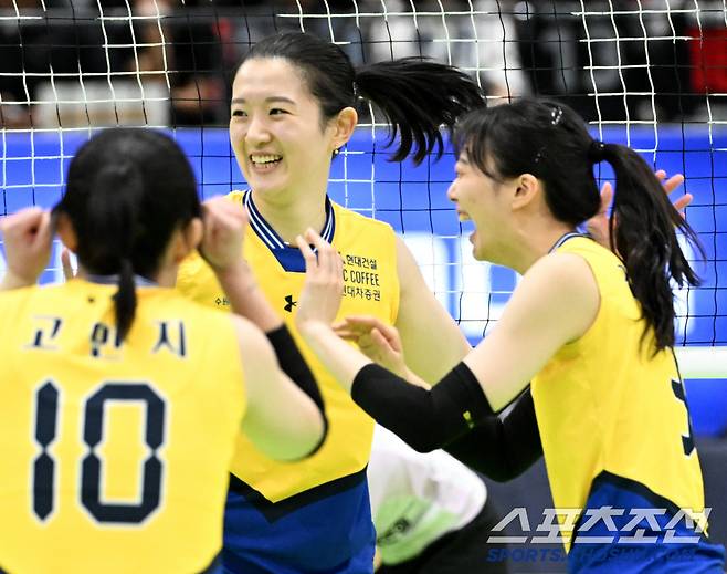 이다현의 엄지 척에 미소로 화답하는 김다인