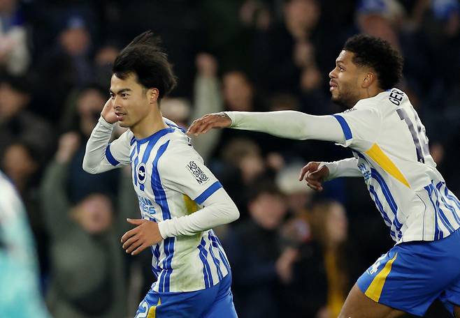 Soccer Football - Premier League - Brighton & Hove Albion v Chelsea - The American Express Community Stadium, Brighton, Britain - February 14, 2025  Brighton & Hove Albion's Kaoru Mitoma celebrates scoring their first goal with Brighton & Hove Albion's Georginio Rutter REUTERS/Ian Walton EDITORIAL USE ONLY. NO USE WITH UNAUTHORIZED AUDIO, VIDEO, DATA, FIXTURE LISTS, CLUB/LEAGUE LOGOS OR 'LIVE' SERVICES. ONLINE IN-MATCH USE LIMITED TO 120 IMAGES, NO VIDEO EMULATION. NO USE IN BETTING, GAMES OR SINGLE CLUB/LEAGUE/PLAYER PUBLICATIONS. PLEASE CONTACT YOUR ACCOUNT REPRESENTATIVE FOR FURTHER DETAILS..<저작권자(c) 연합뉴스, 무단 전재-재배포, AI 학습 및 활용 금지>