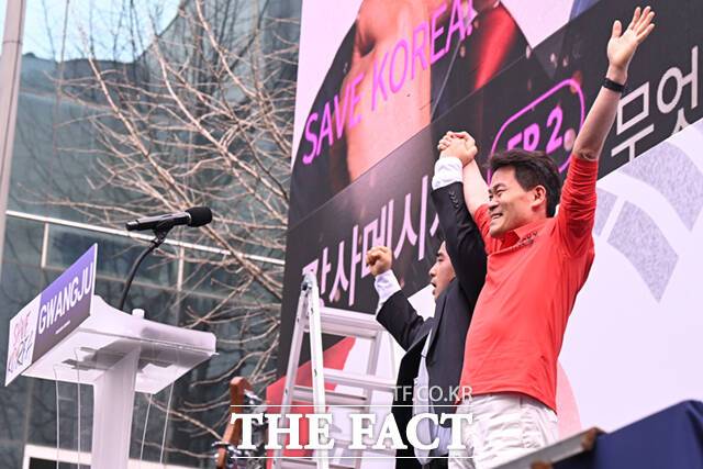 한국사 강사 전한길이 광주 금남로에서 열린 윤석열 대통령 탄핵 반대 집회에 참석해 발언에 앞서 참석자들을 향해 양손을 들어보이고 있다.