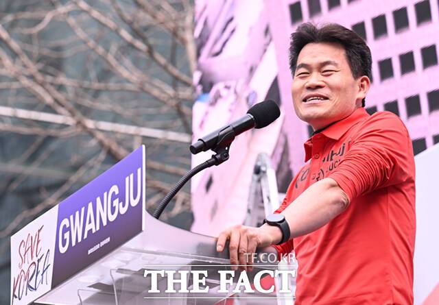 전 씨는 "(강기정) 광주시장과 박지원 (더불어민주당) 의원은 보고 있느냐. 아무리 오지 말라고 해도 대한민국을 살리겠다고 전국에서 모인 시민의 열정을 강제로 꺾을 수 없다"고 말했다.