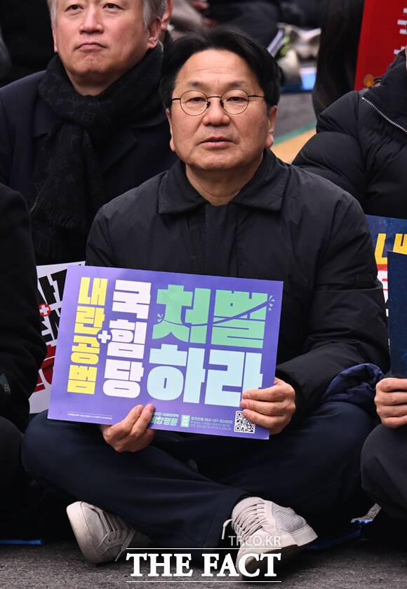 강기정 광주시장이 광주 금남로에서 열린 윤석열정권 즉각퇴진·사회대개혁 광주비상행동(광주비상행동)의 14차광주시민총궐기대회에 참석해 피켓을 들어보이고 있다.