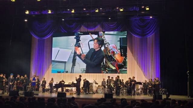 니케 오케스트라 콘서트가 끝나고 관람객들에게 인사를 전하는 타카키 히로시 음악감독.