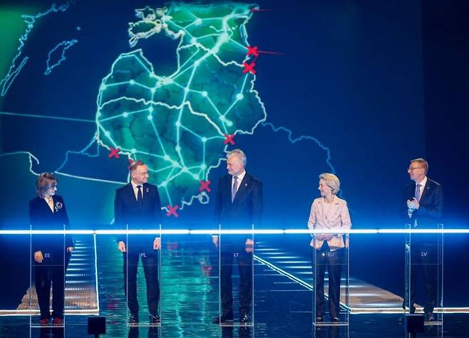 9일(현지시간) 리투아니아 수도 빌뉴스에서 열린 '발트 에너지 독립의 날'행사 모습. 이날 리투아니아와 에스토니아, 라트비아 등 발트 3국은 기존 러시아 전력망에서 벗어나 유럽연합(EU) 통합 전력망에 들어왔다. AFP·연합뉴스