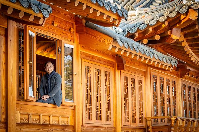 강원도 영월 ‘더 한옥 헤리티지 하우스‘ 종택 툇마루에 걸터앉은 조정일 대표는 “한옥은 세계에서 보기 드문 대목(大木) 건축물”이라며 “한옥에 IT를 입혀 세계화하는 게 꿈”이라고 했다. 스마트폰 앱으로 실내 환경을 관리하고 고급 욕실, 사우나, 미디어룸 등 현대적 편의시설이 구비돼 있다. /이신영 영상미디어 기자