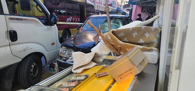 31일 오후 서울 양천구 목동 깨비시장에서 70대 남성이 몰던 차량 돌진 사고가 발생해 13명이 크고 작은 부상을 입었다. 2024.12.31. 사진=인근 상인 제공