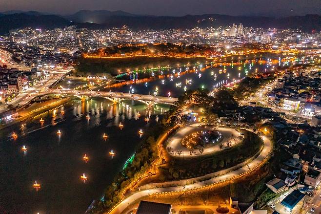 소망진산 유등공원에서 내려다보는 진주의 야경. 진주시 제공
