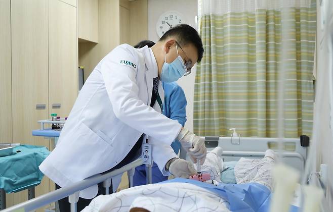 이석 이대목동병원 혈액내과 교수가 혈액암이 의심되는 환자의 골수검사를 하고 있다. 급성백혈병을 진단하려면 골수검사를 필수적으로 시행해야 한다. 이대목동병원 제공