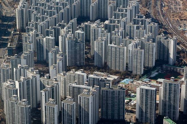 서울 송파구 롯데월드타워 전망대에서 바라본 아파트들의 모습. 2025.2.13 ksm7976@yna.co.kr (끝)