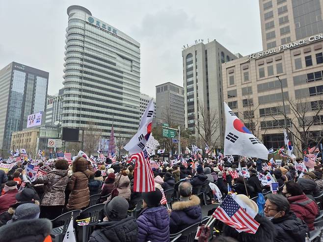 15일 서울 종로구 광화문 일대에서 열린 윤석열 대통령 탄핵반대 집회에서 참석자들이 태극기와 성조기를 흔들고 있다. 사진=장유하 기자