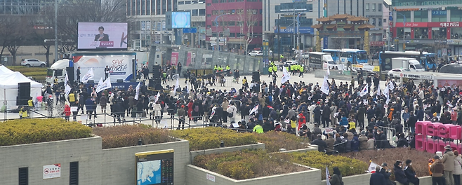 15일 오후 부산역 광장에서 대통령 탄핵 반대 집회가 열렸다. 사진=최승한 기자