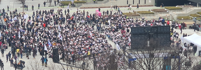 15일 오후 부산역 광장에서 대통령 탄핵 반대 집회가 열렸다. 사진=최승한 기자