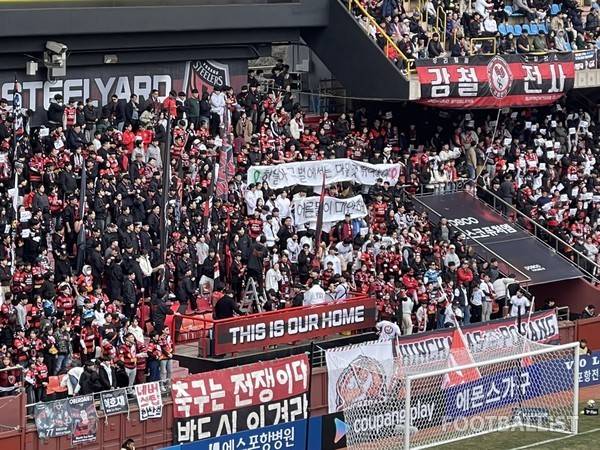 故 김하늘 양을 추모하는 포항스틸러스 팬들. 김희준 기자