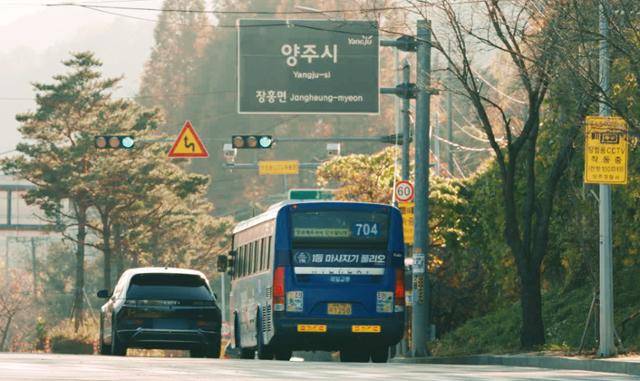 704번 서울시 간선 버스가 지난해 11월 6일 서울 은평구와 경기 고양시 덕양구를 지나 양주시 장흥면에 들어서고 있다. 올해 1월 1일 부로 704번 노선의 서울 외 구간이 폐지되면서 다시 볼 수 없는 장면이 됐다. 영상 캡처