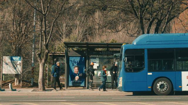 지난 1월 24일 서울 은평구 진관동 북한산성입구 정류장에서 등산객들이 704번 버스를 타고 있다. 영상 캡처