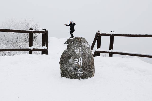 바래봉에서 눈꽃 산행 인증사진 찍기. ⓒ박준규