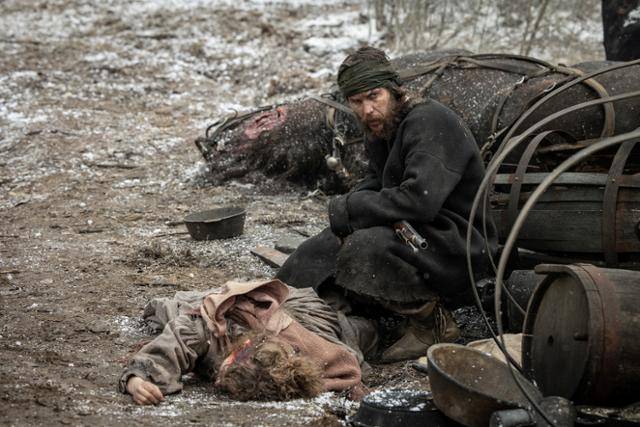 아메리카 원주민들 사이에서 길러진 아이작은 서부에서 살아가는 법을 터득했다. 그는 '사나운 땅의 사람들' 속에서 가장 인간미 넘치는 인물이다. 넷플릭스 제공