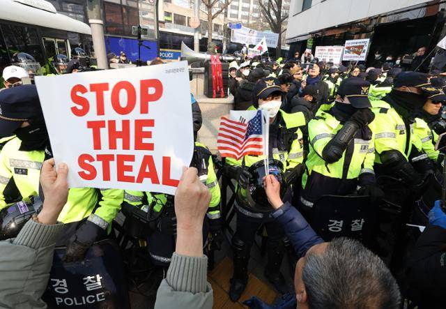 윤석열 대통령의 탄핵심판 3차 변론이 열린 1월 21일 서울 종로구 헌법재판소 인근에서 윤 대통령 지지자들이 집회를 열고 있다. 연합뉴스