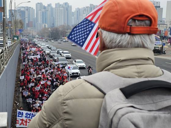 15일 국민의힘 탄핵반대 당협위원회는 서울 서부지법에서 헌법재판소까지 1만여명(경찰 비공식 추산)과 함께 가두행진했다. 이찬규 기자