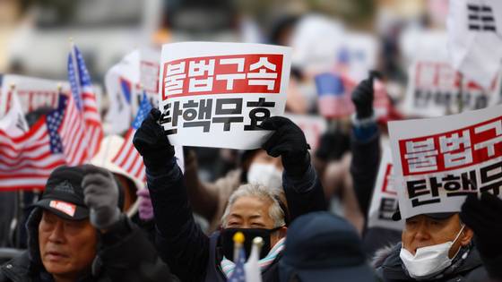 두 개의 한국. 서울 광화문 인근 탄핵촉구 집회 참석자들(위 사진)과 서울 종로구 헌법재판소 앞 탄핵반대 집회 참석자들(사진)이 각각 ‘즉각 파면’과 ‘탄핵 무효’를 요구하고 있다. [연합뉴스]