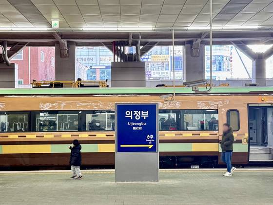 지난 9일 교외선 의정부역에서 대곡역으로 향하는 무궁화호 열차에 오르기 전 아이가 신이 난 듯 승강장을 가로지르자 아빠가 뒤쫓아가고 있다. 김홍준 기자