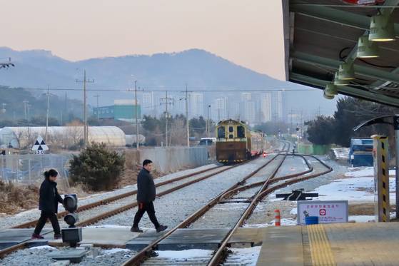 장흥역과 송추역보다 사람이 많이 몰렸던 일영역. 레트로 감성을 살려 역을 되살렸다. 이곳은 교외선 유일한 복선구간이다. 대곡역에서 출발해 일영역에서 의정부발 열차와 1분간 교행한 뒤 다시 의정부로 향하는 열차 뒤로 역무원들이 건널목을 건너고 있다. 김홍준 기자