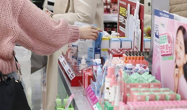 다이소 명동점을 찾은 고객이 화장품을 살펴보고 있다. 연합뉴스