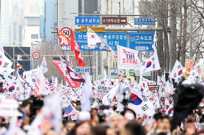 15일 광주 동구 금남로에서 비상계엄으로 탄핵된 윤석열 대통령을 지지하는 집회가 열리고 있다. 연합뉴스