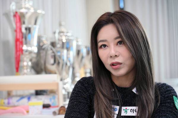대한민국 당구 선수인 김가영(42·하나카드)이 경기 고양시에 있는 개인연습장에서 29년간 당구 선수로서 활약해 온 자신의 소감을 이야기하고 있다. 조병석기자