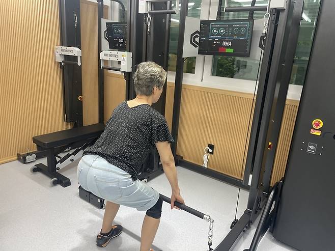 서울 강남구 논현노인종합복지관의 스마트 헬스장에서 한 시니어 회원이 운동하고 있다. 강남구