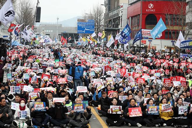 15일 ‘윤석열정권 즉각퇴진·사회대개혁 광주비상행동’의 제14차 광주시민총궐기대회에서 시민들이 피켓을 들고 윤석열 대통령 탄핵 구호를 외치고 있다.[뉴스1]